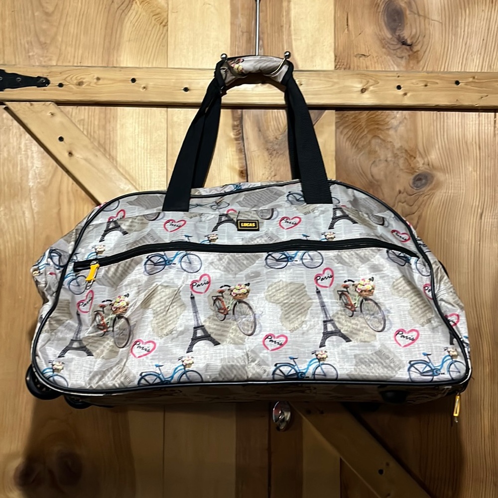 Lucas Paris travel bag has handles, wheels and adjustable hideaway pull handle